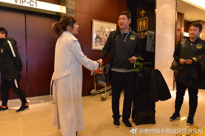 前瞻意甲前瞻：尤文图斯 VS 那不勒斯时间：2023-12-09 03:45尤文图斯目前积33分暂列积分榜第2，距离榜首的国米仅有2分差距，此役球队的抢分战意毋庸置疑，尤文图斯在最近的一轮联赛客场2-1击败蒙扎，各项赛事近9场取得7胜2平的不败战绩，球队近期的整体走势非常稳健，尤其是防线稳固，过去9场比赛尤文图斯多达6场能够零封对手，且期间合计仅失3球。